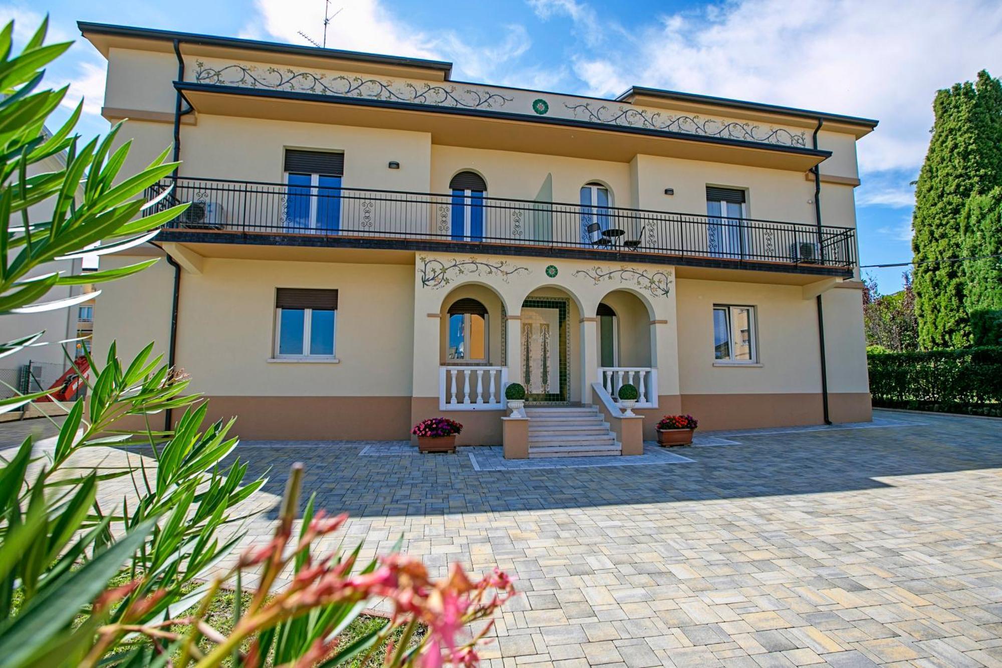Villa Mimosa - Appartamento 2 - Happy Rentals Desenzano del Garda Luaran gambar
