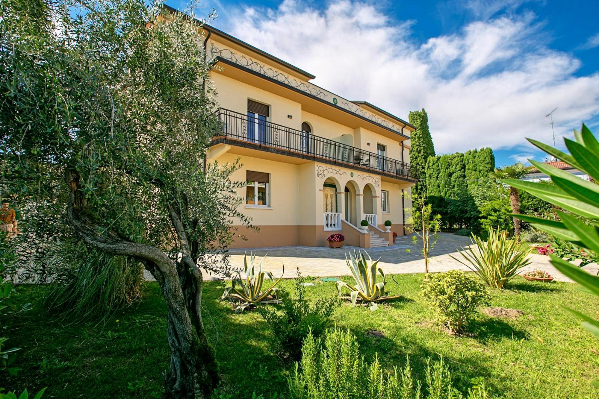 Villa Mimosa - Appartamento 2 - Happy Rentals Desenzano del Garda Luaran gambar