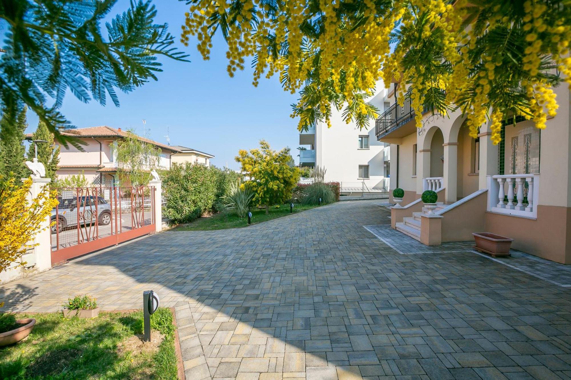 Villa Mimosa - Appartamento 2 - Happy Rentals Desenzano del Garda Luaran gambar